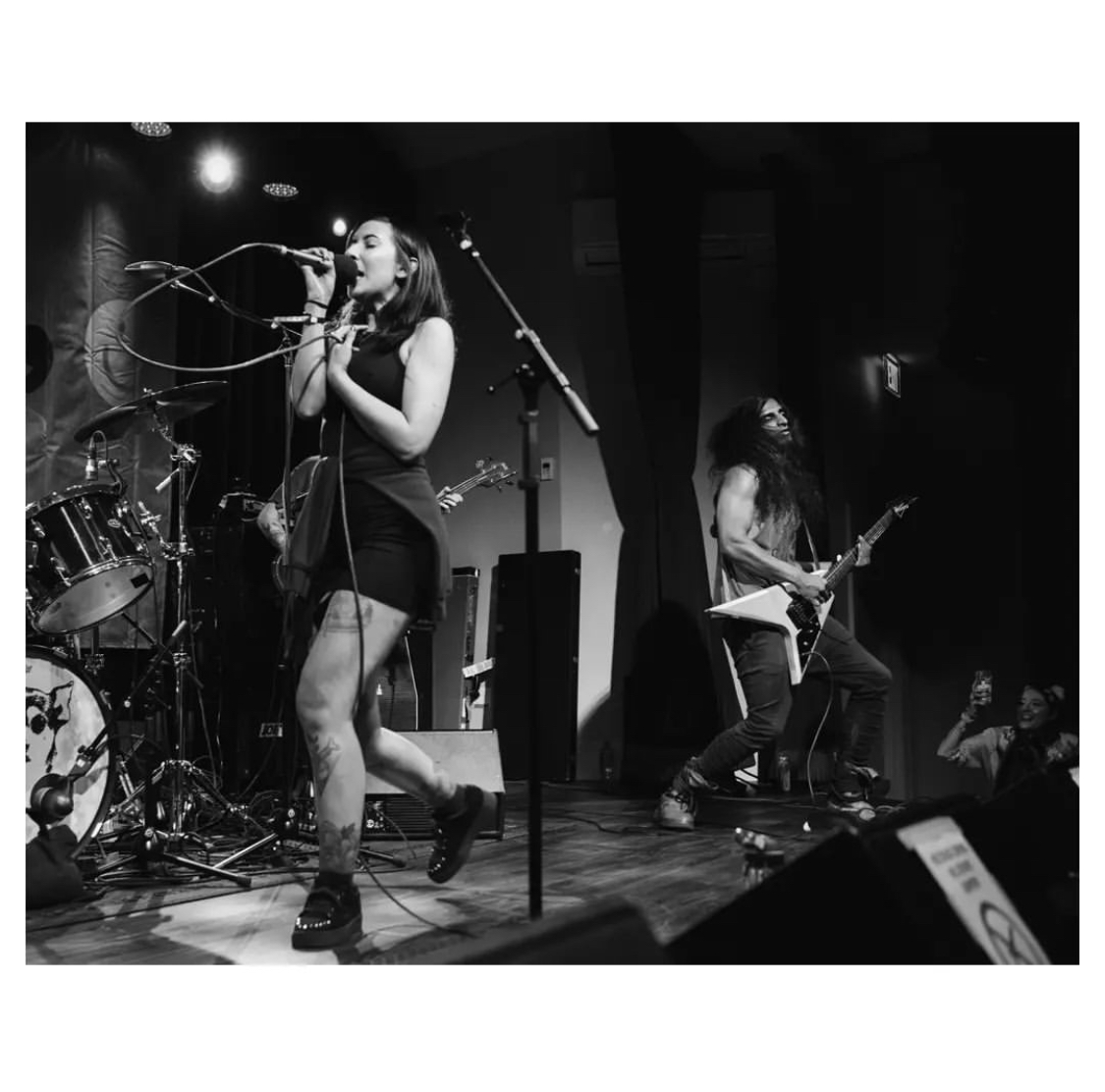 Cerce performing live